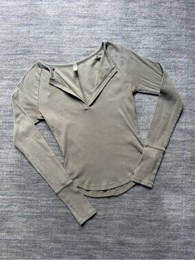 Free People Long-Sleeve Ribbed V-Neck Top in Olive Green Size XS